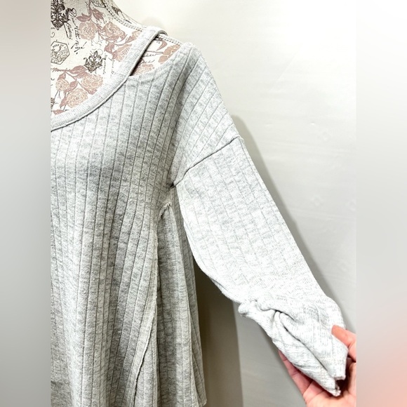 UMGEE Light gray ribbed cold shoulder knit top‎ size M - Picture 3 of 15